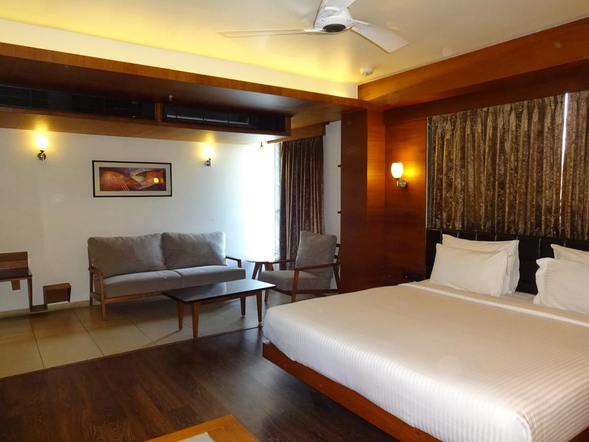 Hotel Cosmopolitan Ахмедабад Екстериор снимка