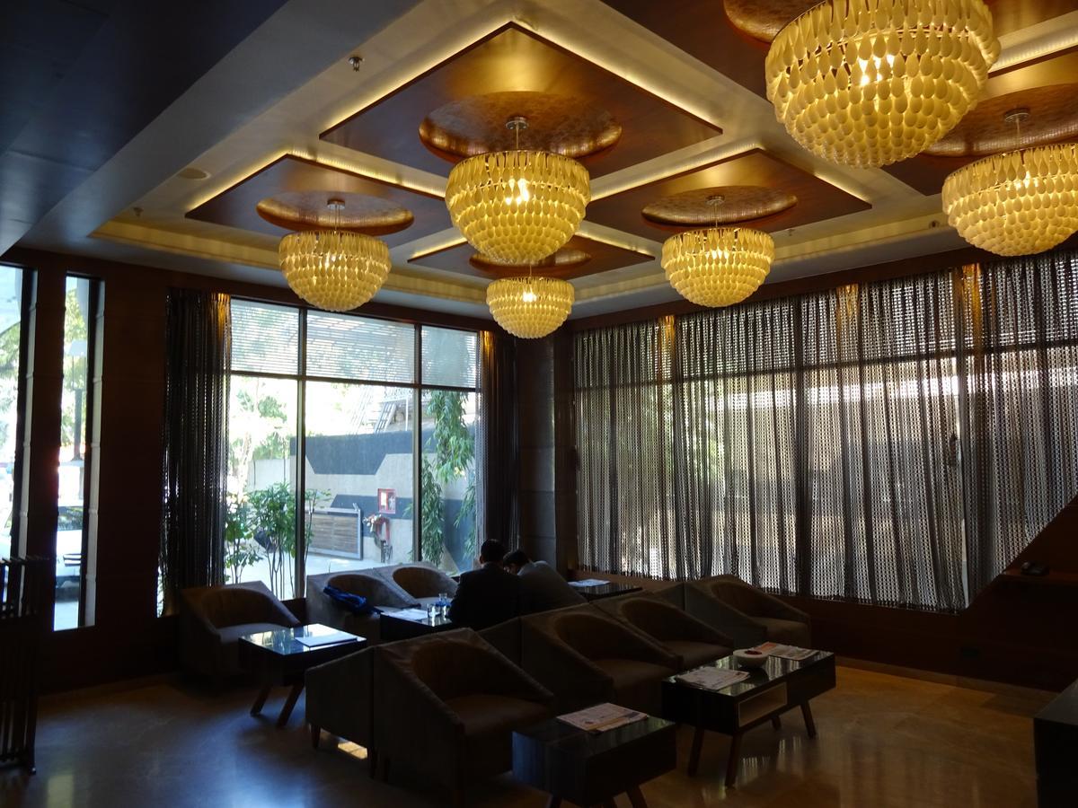 Hotel Cosmopolitan Ахмедабад Екстериор снимка